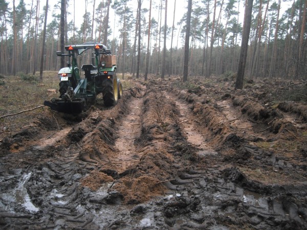 Pflanzgräben mit Traktor